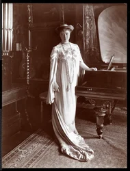 Portret van Mevrouw I. M. Clark staand bij een piano, 1904